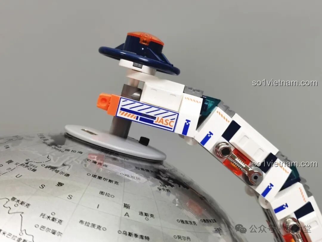 Logo JASC được in rõ trên trục địa cầu của mô hình Địa cầu Bình Minh JAKI CK003, thể hiện sự chú trọng đến chi tiết. Đồ chơi xây dựng Địa cầu khám phá vũ trụ cho trẻ em từ 8 tuổi.