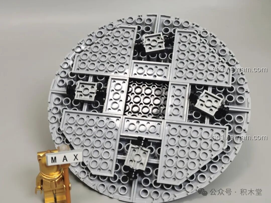 Mặt dưới phần đế của mô hình Địa cầu Bình Minh JAKI CK003, cho thấy 4 bánh xe đa hướng được tích hợp. Đồ chơi xây dựng JAKI CK003 xịn giá rẻ.