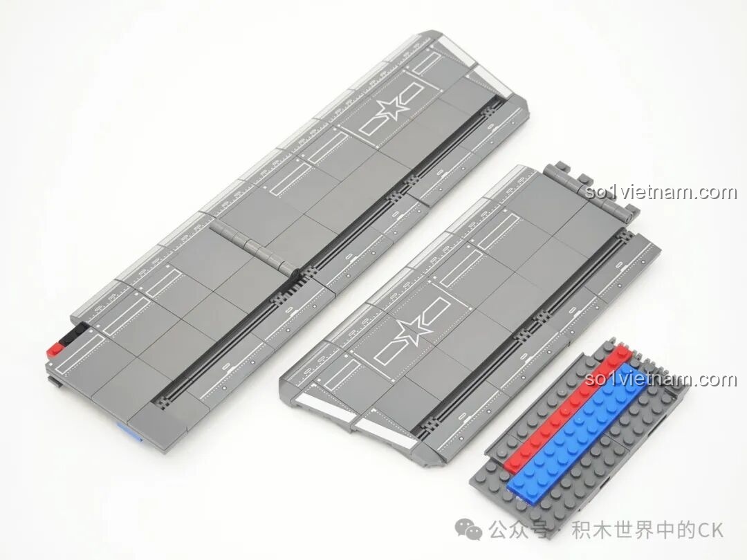 Hai bên cánh của đồ chơi xây dựng Keeppley H-20 đã được lắp ráp xong, sẵn sàng để kết hợp với thân.