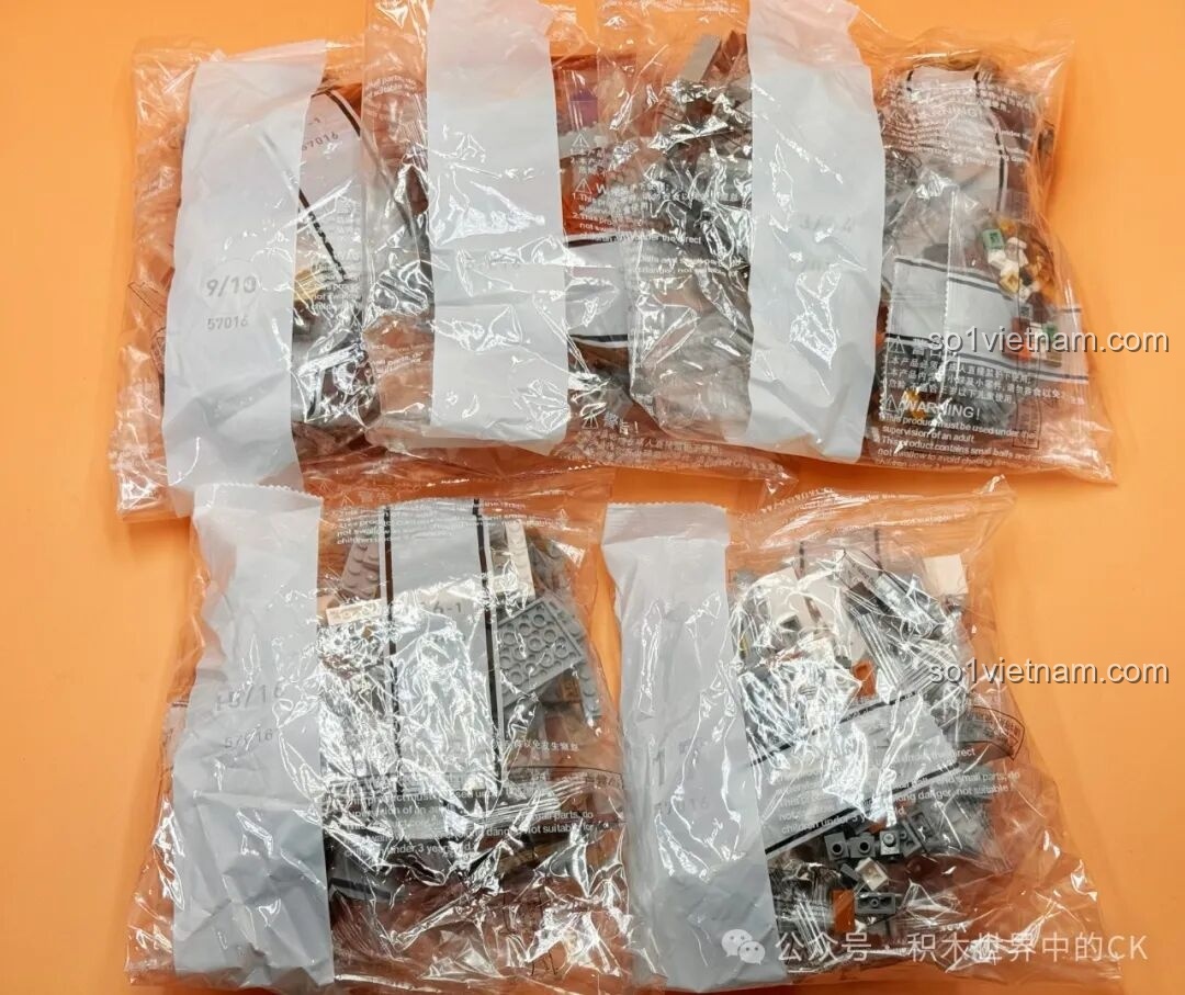 Thêm các túi mảnh ghép của bộ JIESTAR 57016 Thư viện Châu Âu Thời Trung Cổ, cho thấy số lượng chi tiết lớn.