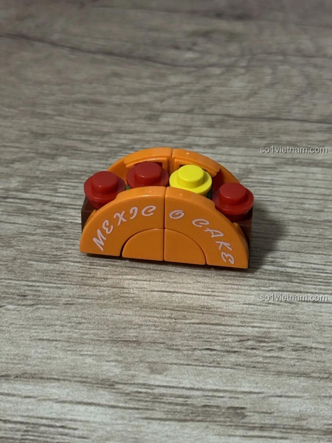 Mặt sau của Decool 22046 Xe Tải Bán Đồ Ăn Di Động đã lắp ráp xong, với chi tiết đèn hậu và cửa sổ nhỏ.