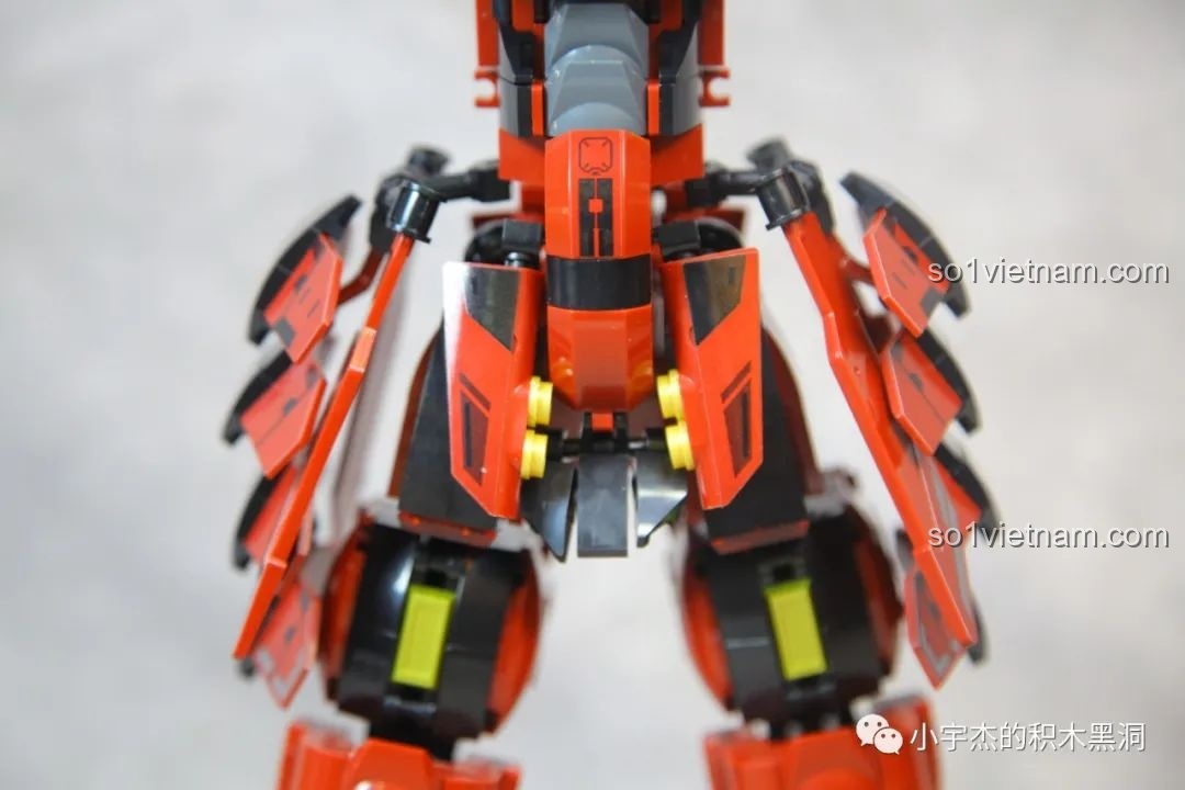 Đôi cánh tay của Sluban M38-B1183 Cơ Giáp Sĩ Kai Bọc Thép Nặng đã được lắp ráp, thể hiện sự đối xứng và chi tiết.