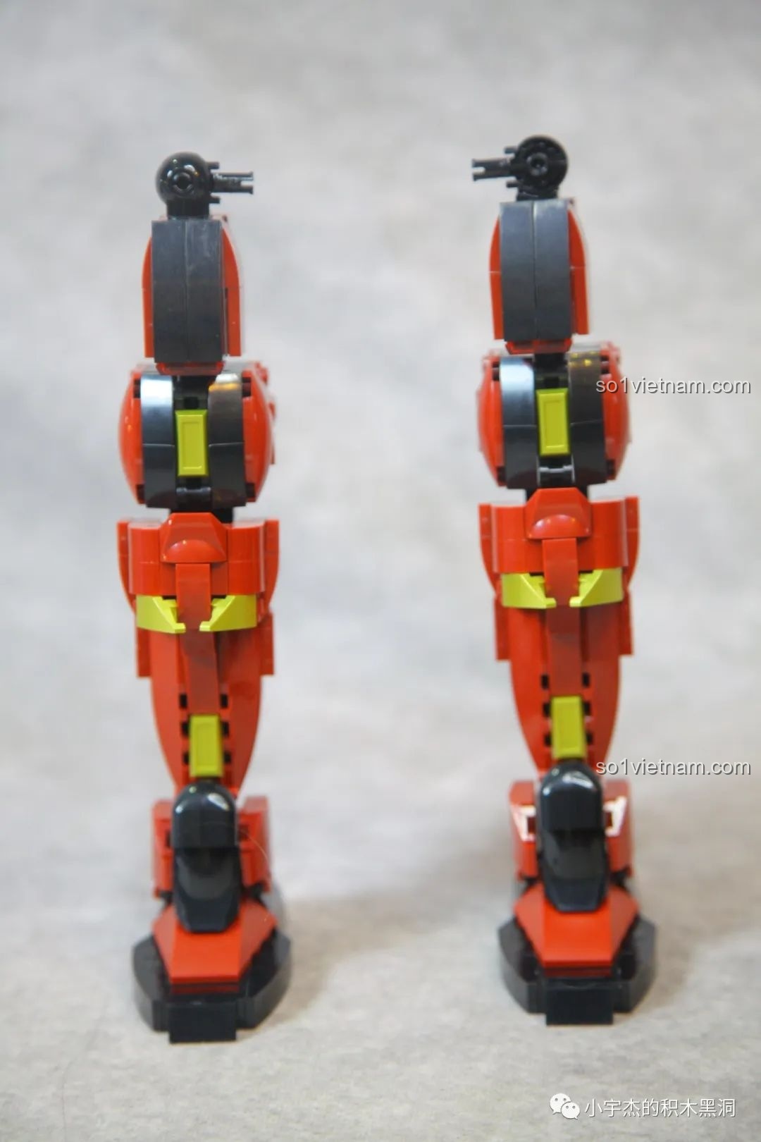 Đôi chân của Sluban M38-B1183 Cơ Giáp Sĩ Kai Bọc Thép Nặng đang được lắp ráp, thể hiện sự đối xứng và chi tiết.