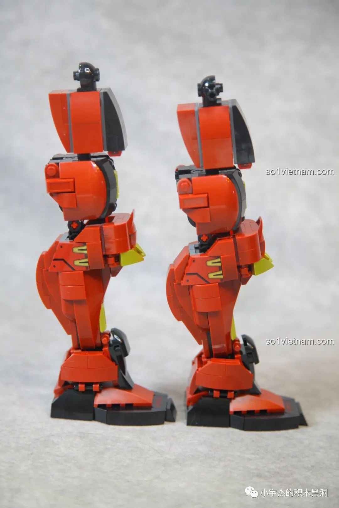 Đôi chân hoàn thiện của Sluban M38-B1183 Cơ Giáp Sĩ Kai Bọc Thép Nặng, dài và vững chãi, sẵn sàng nâng đỡ toàn bộ mô hình.