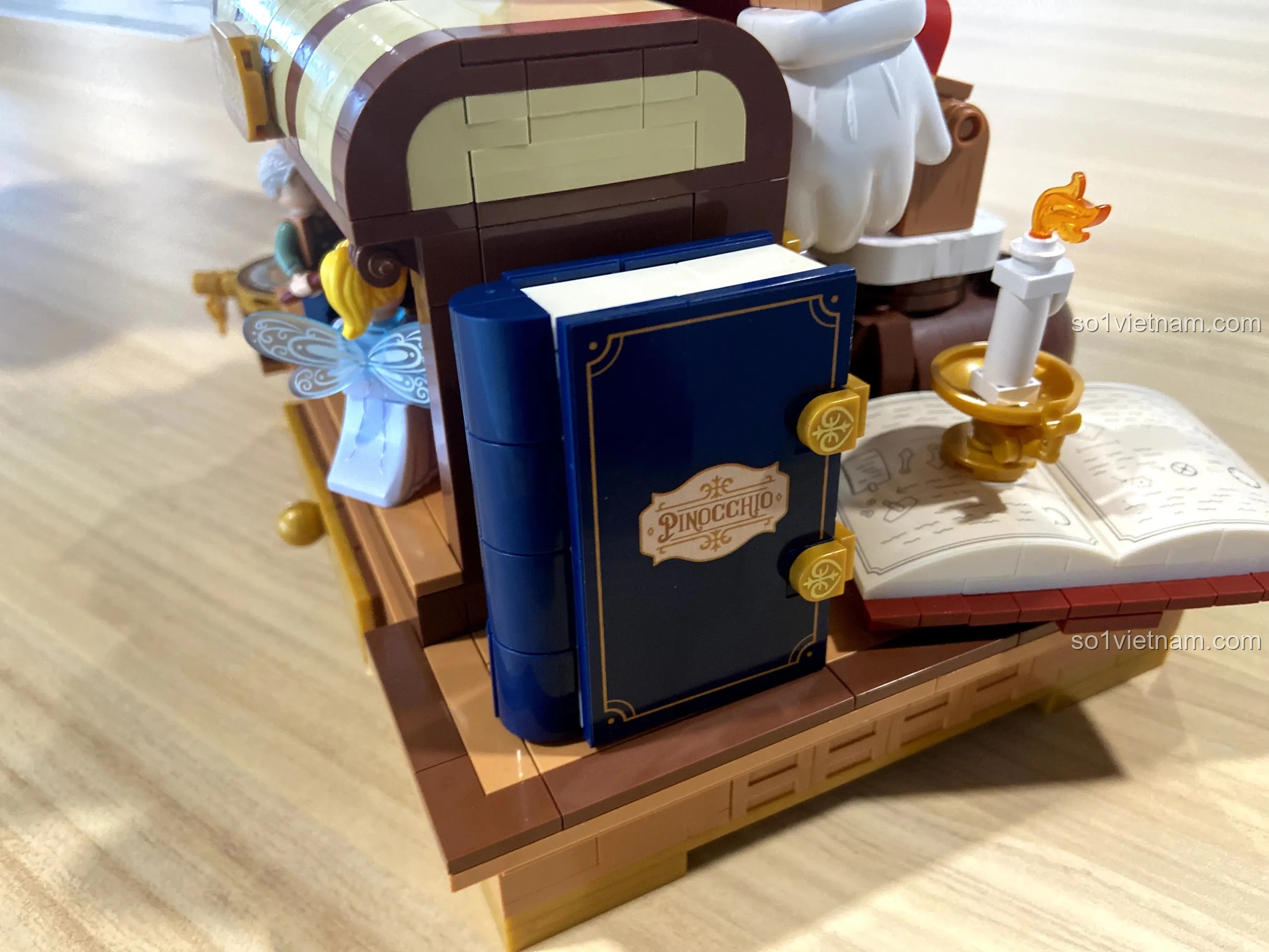 Đôi giày của Pinocchio với chi tiết chữ 