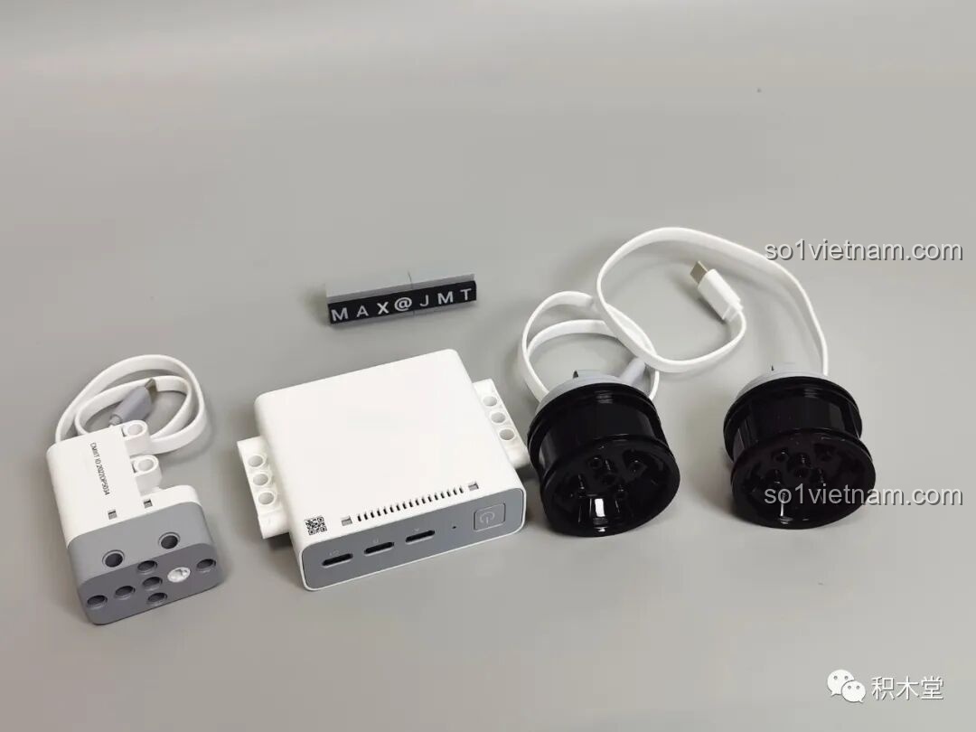 Cận cảnh động cơ bánh xe FOC không chổi than của ONEBOT OBLGPT09AIQI, với thiết kế nhỏ gọn và dây cáp kết nối.