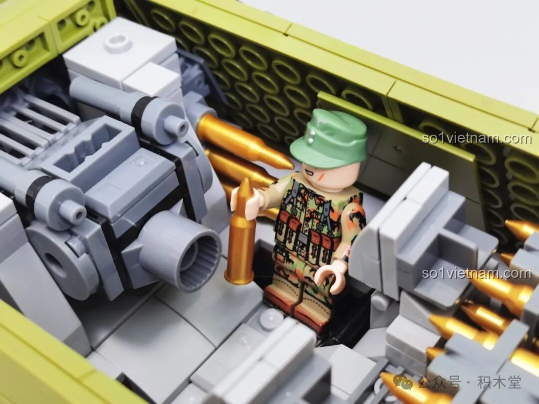 Ba động cơ M điều khiển xe tăng Maus 12GO 98002, hai cho xích và một cho tháp pháo.