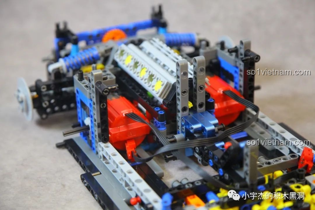 Động cơ V12 của K-box 10520 được gắn motor để kiểm tra chuyển động của piston, một chi tiết rất thú vị.