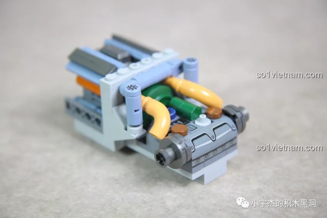 Góc nhìn từ phía sau của mô hình động cơ V12, cho thấy sự phức tạp trong thiết kế của bộ Panlos.