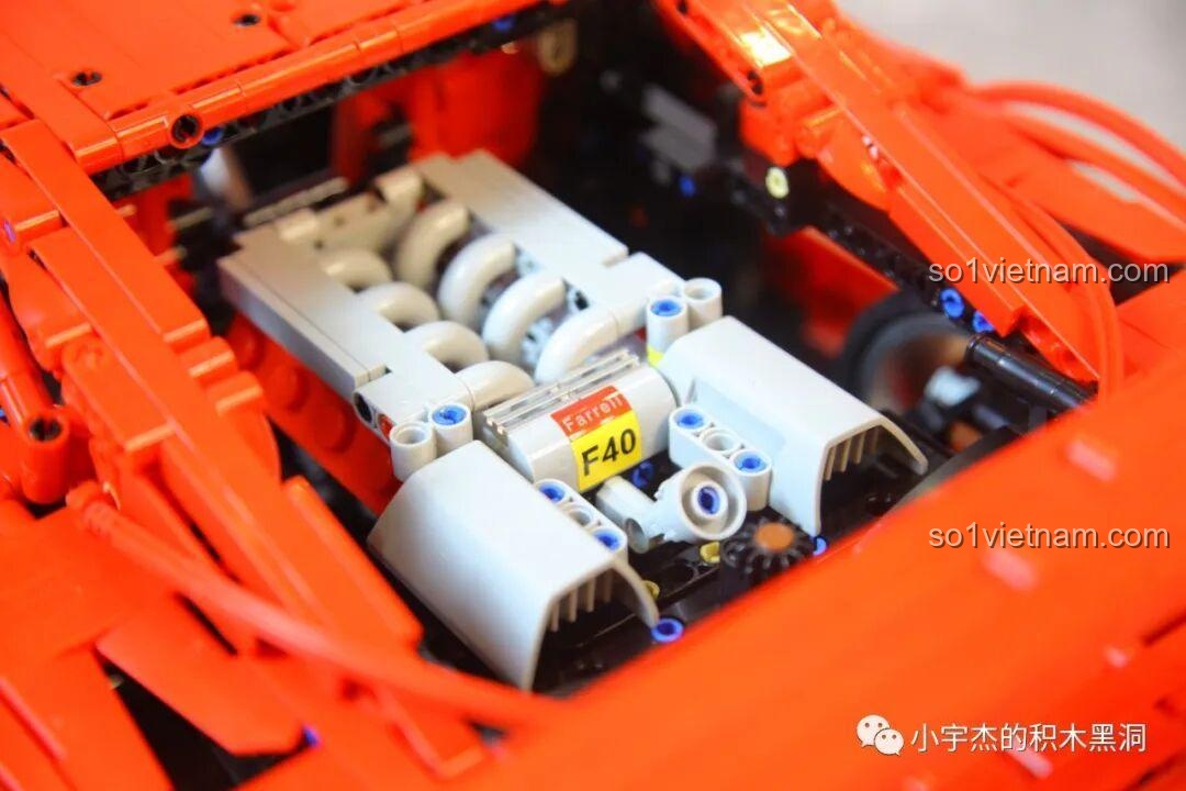 Cận cảnh khối động cơ V8 của xe CBOX X001 nhìn từ trên xuống, với sticker Farrell F40, thể hiện sự chi tiết của mô hình.