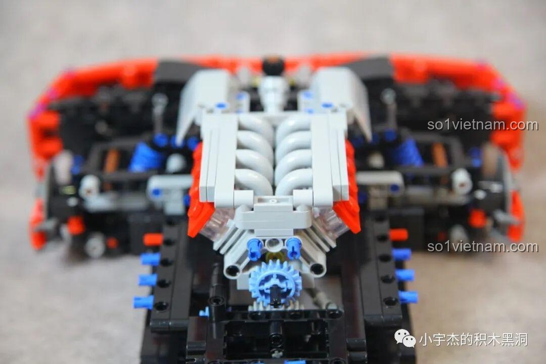 Khối động cơ V8 của xe CBOX X001 đã hoàn thiện, được gắn vào khung xe, sẵn sàng để kết nối với các bộ phận khác.