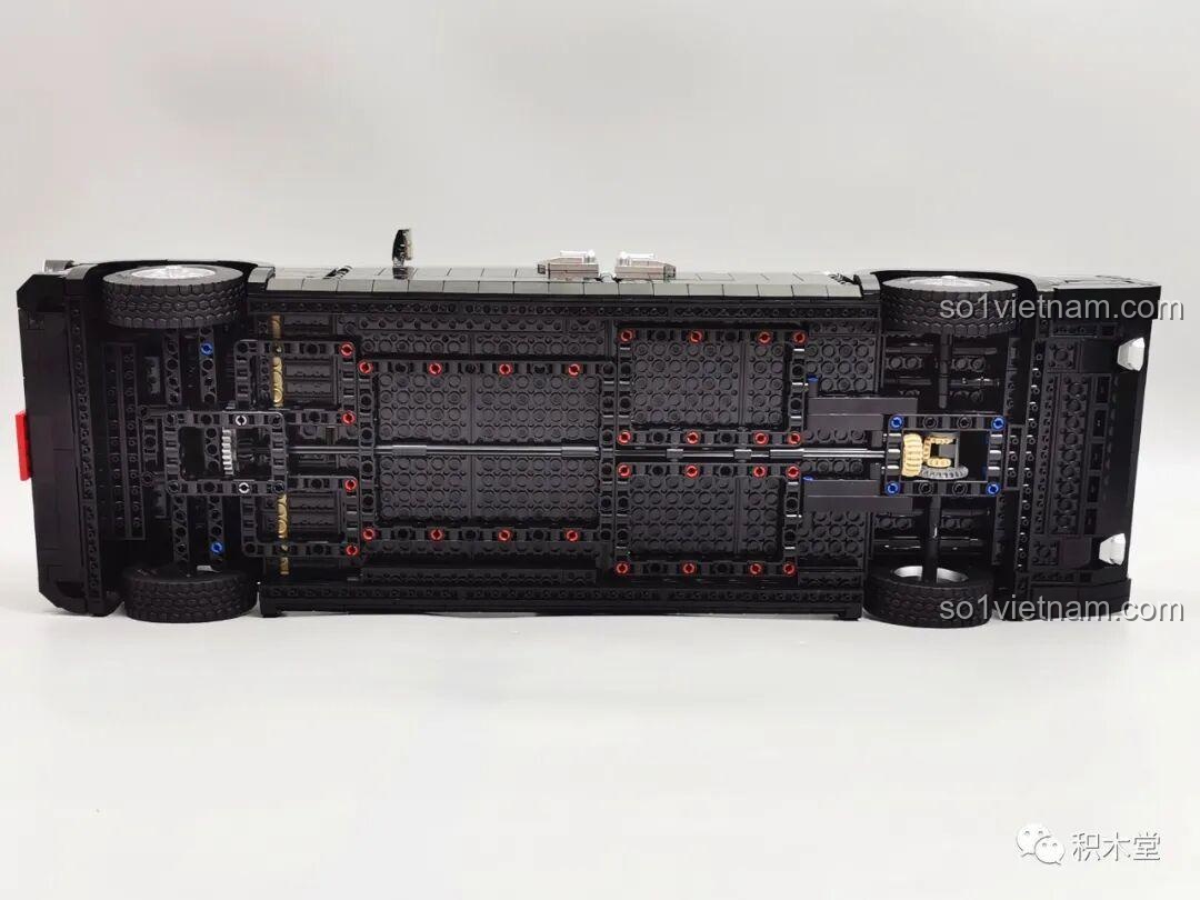 Động cơ V12 chi tiết bên trong mô hình Zhimeng Tree T5043 Xe Lễ Tân Hồng Kỳ khi mở nắp capo.