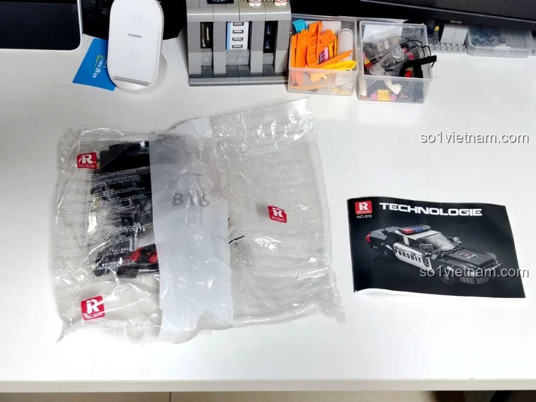 Sản phẩm Reobrix 816 được đóng gói trong túi nilon cùng sách hướng dẫn, chuẩn bị cho quá trình unboxing.