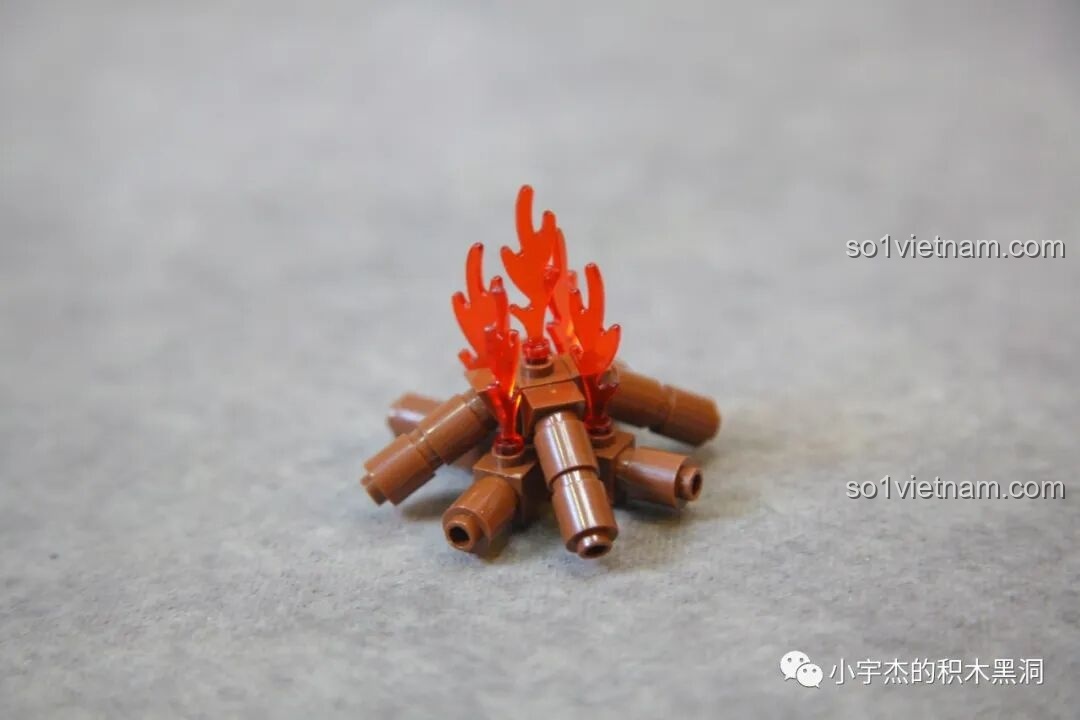Cận cảnh mô hình đống lửa trại được lắp ráp từ các chi tiết nhỏ trong bộ Sembo 714509.