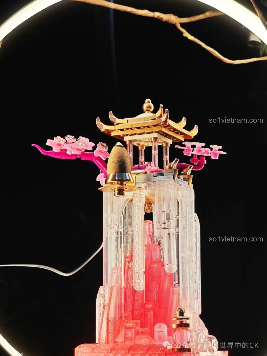 Dòng thác khói từ lư xông trầm ngược của bộ lắp ráp Đình Phú Nguyệt Mộng Lưu Ly, mang lại cảm giác yên bình.