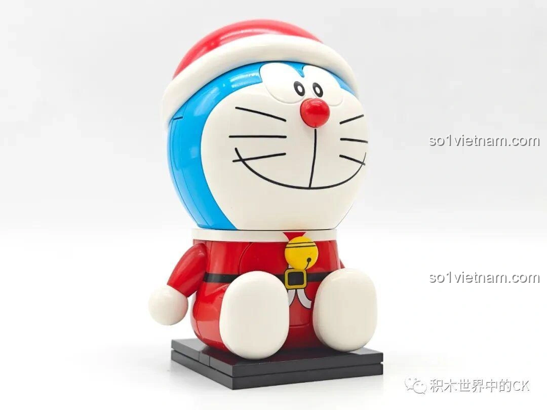 Toàn cảnh Doraemon Giáng Sinh K20414 trên nền trắng, nổi bật với màu đỏ và xanh, là một figure Keeppley 20416 đáng để sưu tầm.