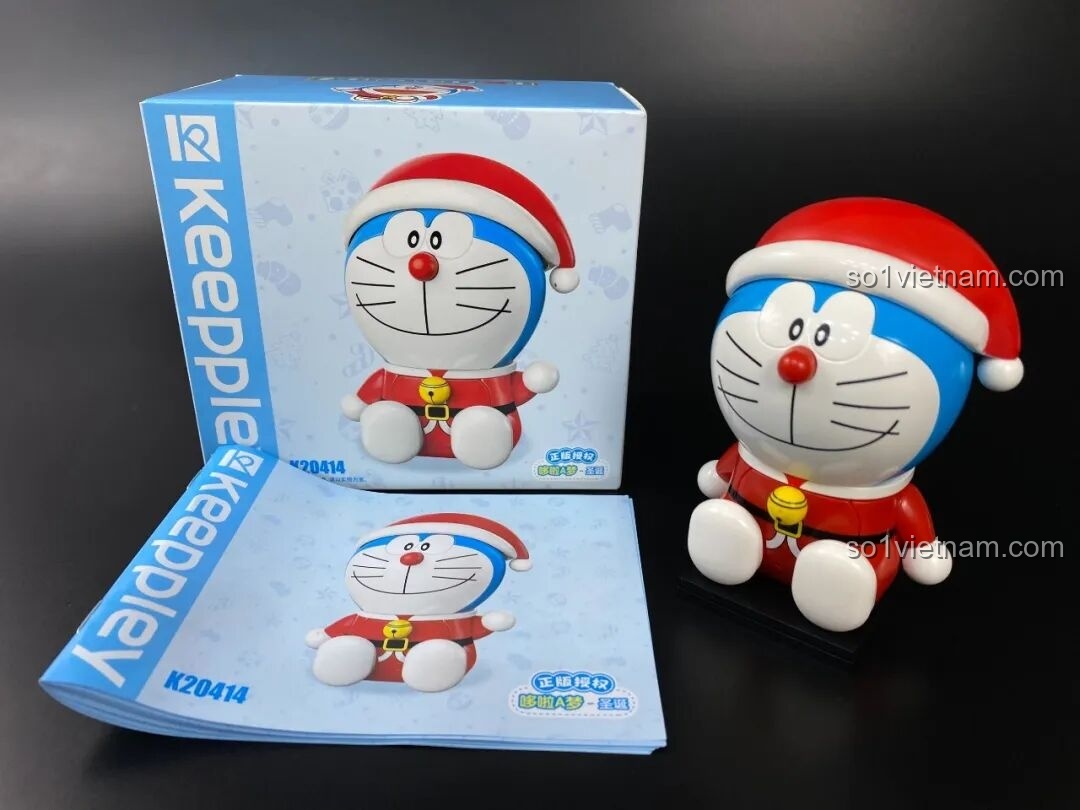 Góc nhìn từ bên phải của mô hình Doraemon Giáng Sinh, cho thấy chi tiết mũ và thân hình.