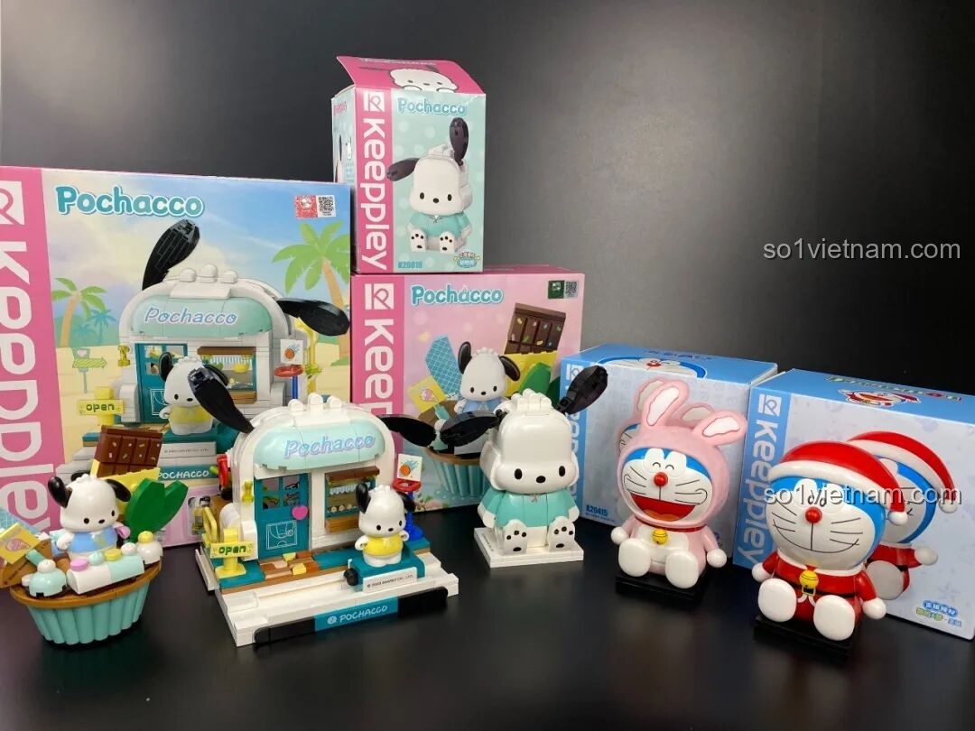 Góc nhìn từ bên trái của mô hình Doraemon Giáng Sinh, thiết kế cân đối và hài hòa.