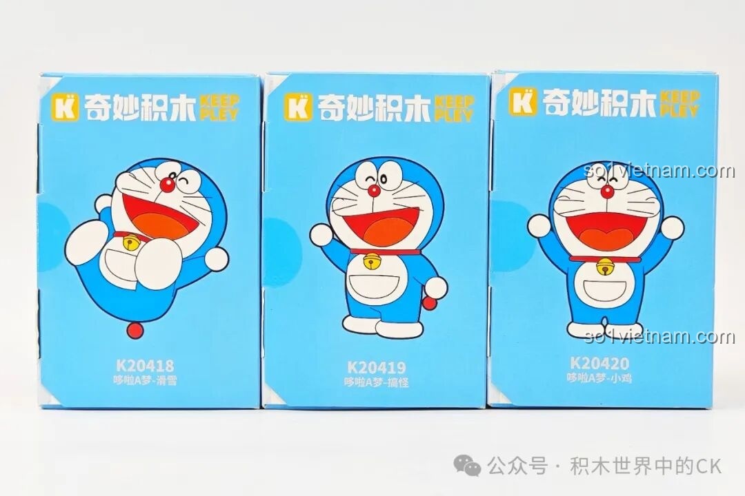 Mặt bên hộp sản phẩm Doraemon Keeppley phiên bản Trượt Tuyết