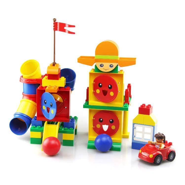 Bộ đồ chơi lắp ghép DUBIE 520 Ống Trượt Vui Nhộn với đường ống trượt bóng, xe chạy trên đường ray, figure đi kèm, phù hợp cho bé trai 1 tuổi, rèn luyện kỹ năng phối hợp tay mắt, tư duy hệ thống, sáng tạo ý tưởng, khéo léo ngón tay, kiên nhẫn, quan sát, phân loại, định hướng không gian, giải quyết vấn đề, tập trung chi tiết.