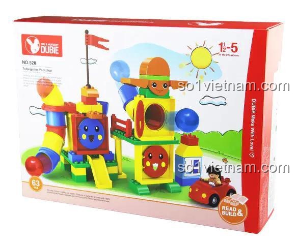 Hộp sản phẩm bộ đồ chơi lắp ghép DUBIE 520 Ống Trượt Vui Nhộn, có hình ảnh minh họa khu vui chơi, xe chạy trên đường ray, figure đi kèm, phù hợp cho bé trai 1 tuổi, rèn luyện kỹ năng phối hợp tay mắt, tư duy hệ thống, sáng tạo ý tưởng, khéo léo ngón tay, kiên nhẫn, quan sát, phân loại, định hướng không gian, giải quyết vấn đề, tập trung chi tiết.