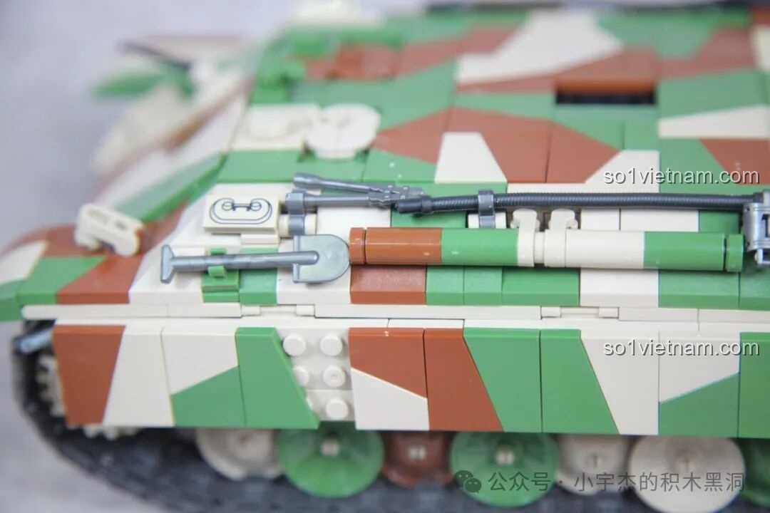 Các dụng cụ như xẻng, búa được gắn trên thân xe tăng Panther G 100252, tăng thêm độ chân thực cho mô hình.