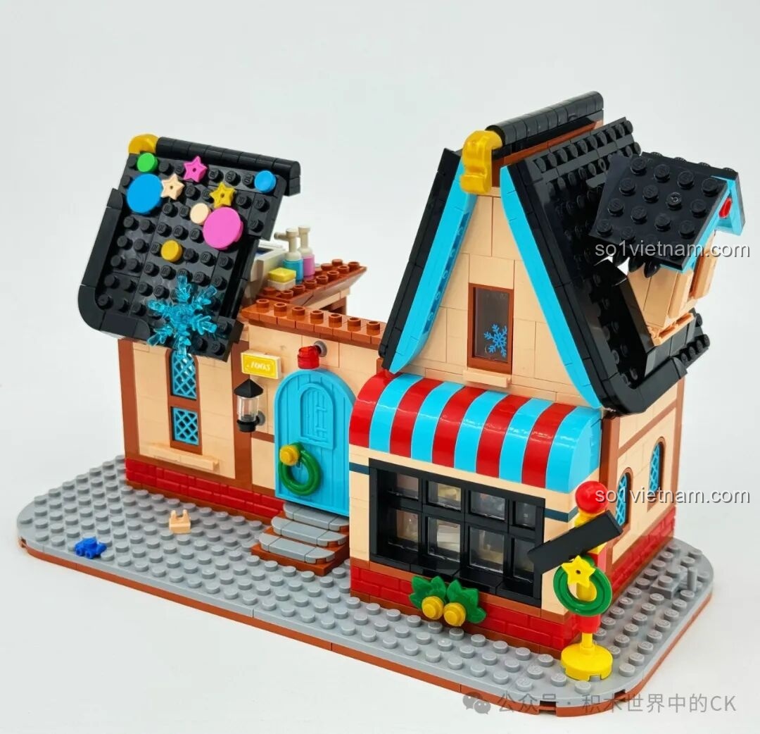 Ngôi nhà ZHEGAO 613005 đang dần thành hình với các bức tường và phần mái được dựng lên.