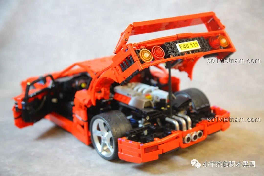 Mô hình CBOX X001 với nắp capo sau được chống lên bằng thanh chống, khoe trọn vẹn vẻ đẹp của khối động cơ bên trong.