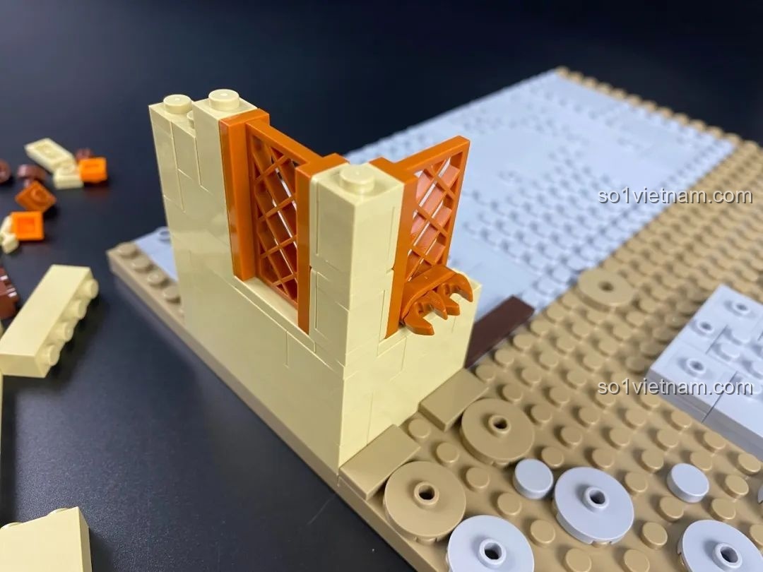 Dựng những bức tường và khung cửa sổ đầu tiên của mô hình Sân Sau Khách Điếm Đồng Phúc.