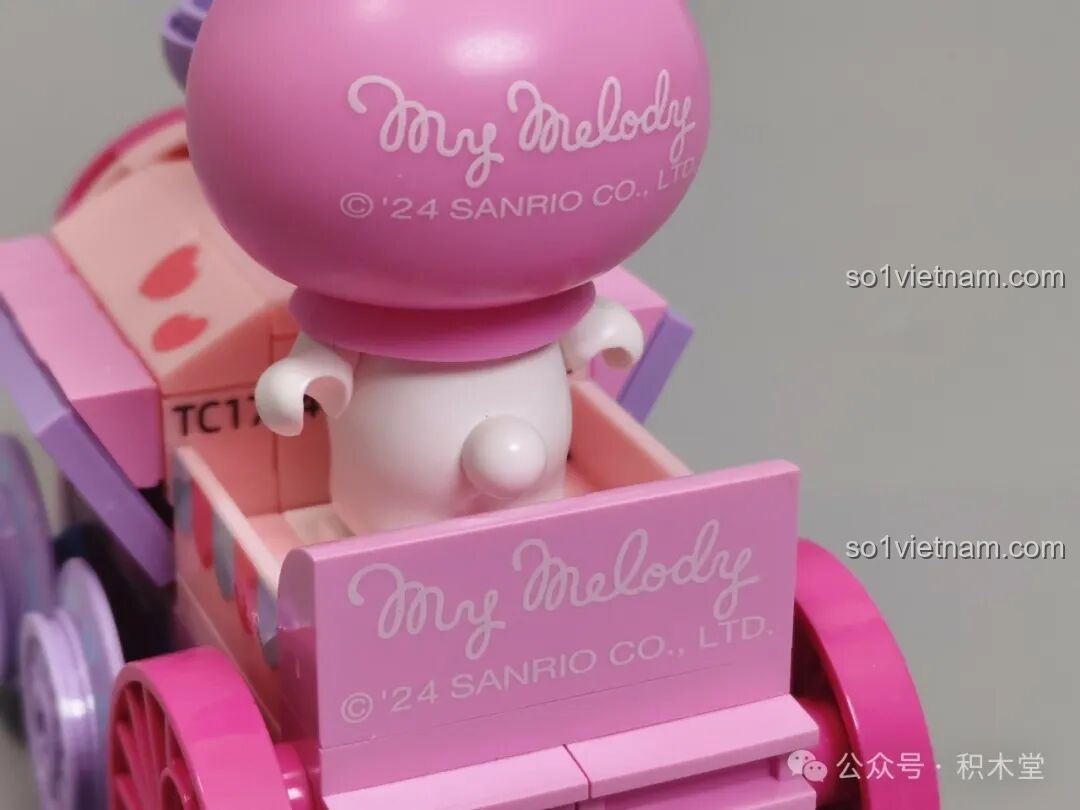 Phần đuôi tàu hỏa My Melody TC1724 với logo My Melody được in rõ ràng.