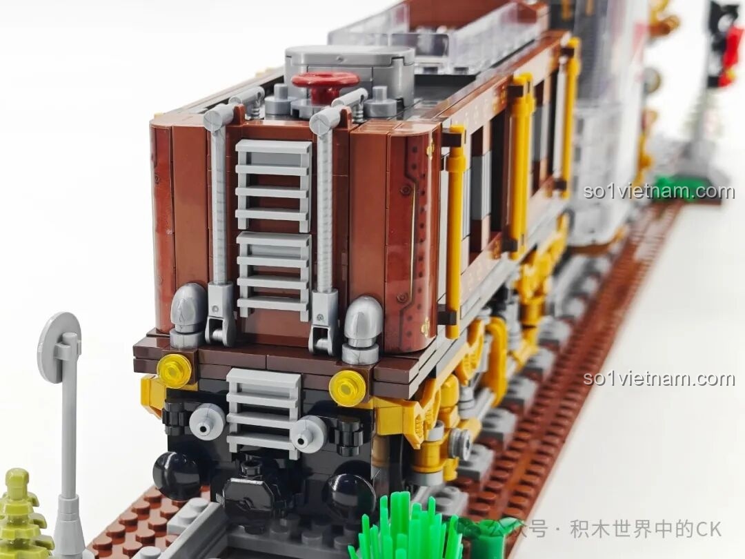 Phần đuôi của toa chở than trong bộ ZHEGAO 958016, với thang leo và đèn hiệu.