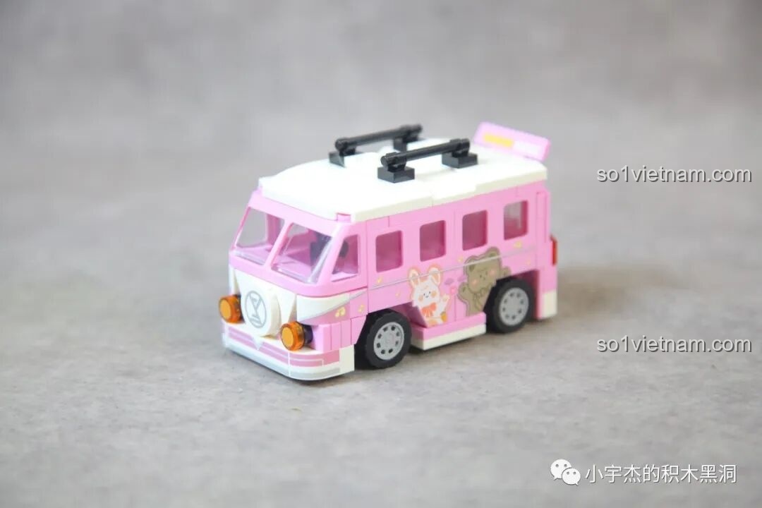 Phần đuôi xe bus mini Sembo 714511 có thiết kế đặc trưng của dòng xe T1, với đèn hậu và biển số.