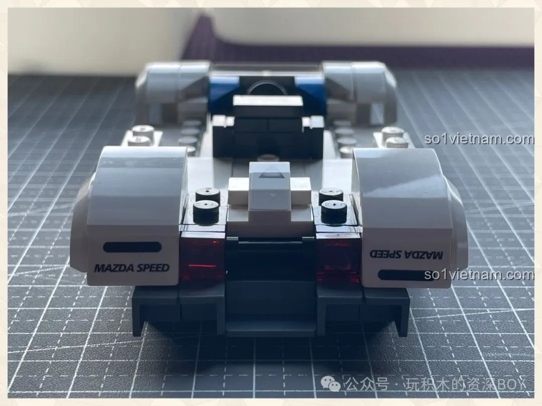 Phần đuôi xe của mô hình CaDA C55029 Mazda 787B với bộ khuếch tán và đèn hậu, nhìn mạnh mẽ.