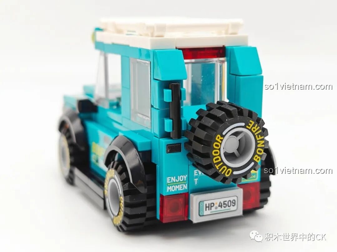 Phần đuôi xe địa hình của bộ Sembo 4509 với bánh xe dự phòng và biển số 'HP 4509'.