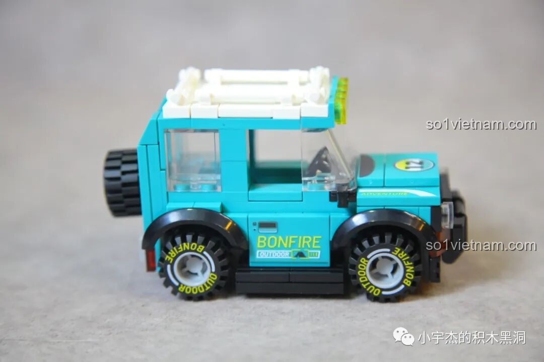 Phần đuôi xe địa hình Sembo 714509 được trang bị một lốp xe dự phòng lớn, đúng chất xe off-road.