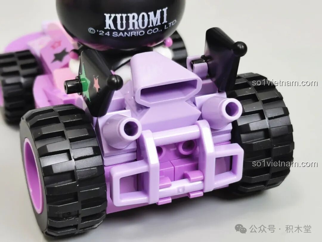 Phần đuôi xe đua Kuromi TC1724 với chi tiết ống xả và cánh gió.