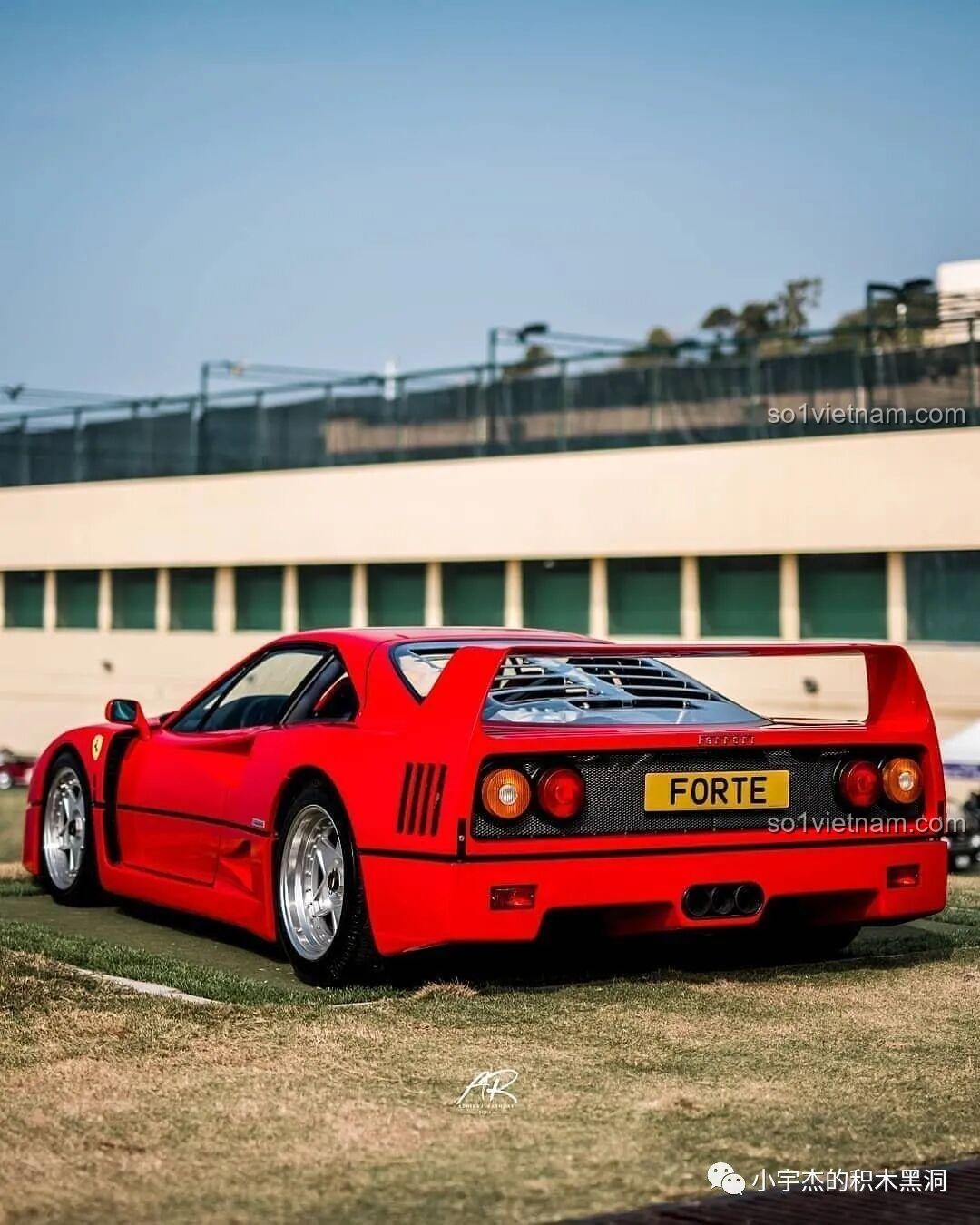 Hình ảnh đuôi xe Ferrari F40 thật để so sánh với mô hình CBOX X001, cho thấy sự tương đồng trong thiết kế cánh gió và đèn hậu.