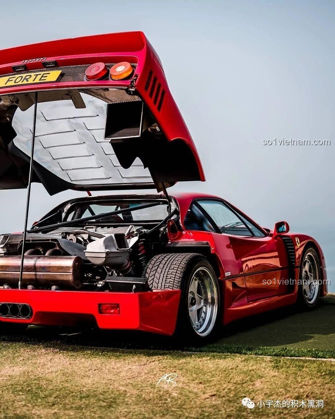 Hình ảnh đuôi xe Ferrari F40 thật với nắp động cơ mở, để so sánh với độ chi tiết của mô hình lắp ráp CBOX X001.