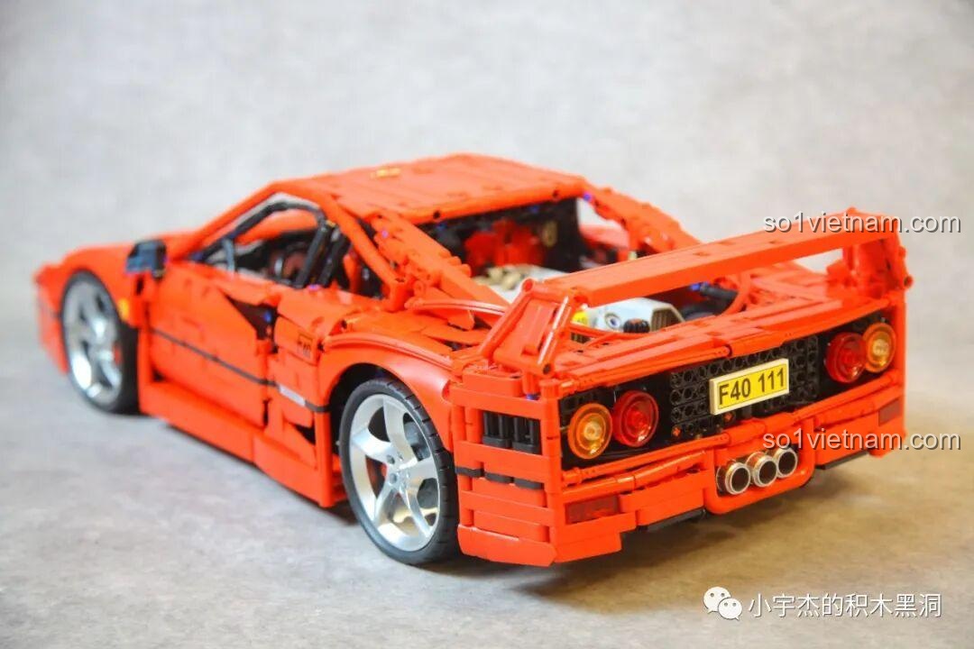 Góc nhìn từ phía sau của mô hình CBOX X001 Ferrari F40 hoàn thiện, nổi bật với biển số F40 111, ống xả và cánh gió lớn.