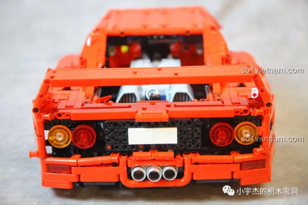 Phần đuôi xe CBOX X001 đã hoàn thiện với đèn hậu, ống xả và lưới tản nhiệt, tái hiện chính xác thiết kế của Ferrari F40.