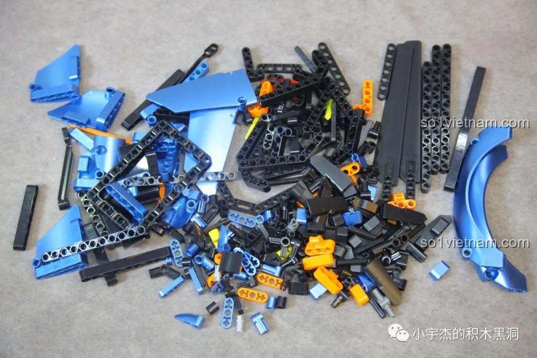 Phần đuôi xe của K-box 10520 đã hoàn thiện với đèn hậu, ống xả và các chi tiết màu xanh điện tử.