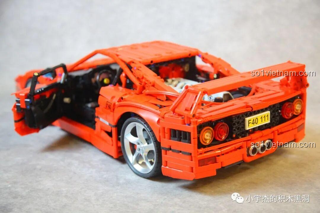 Mô hình CBOX X001 Ferrari F40 nhìn từ phía sau với một cánh cửa mở, tạo nên một góc nhìn thú vị và năng động.