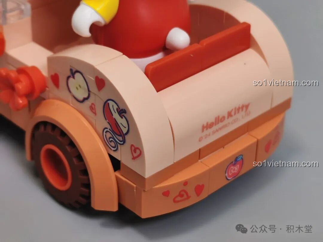 Phần đuôi xe mui trần Hello Kitty TC1724 với hình in trái tim và quả táo.