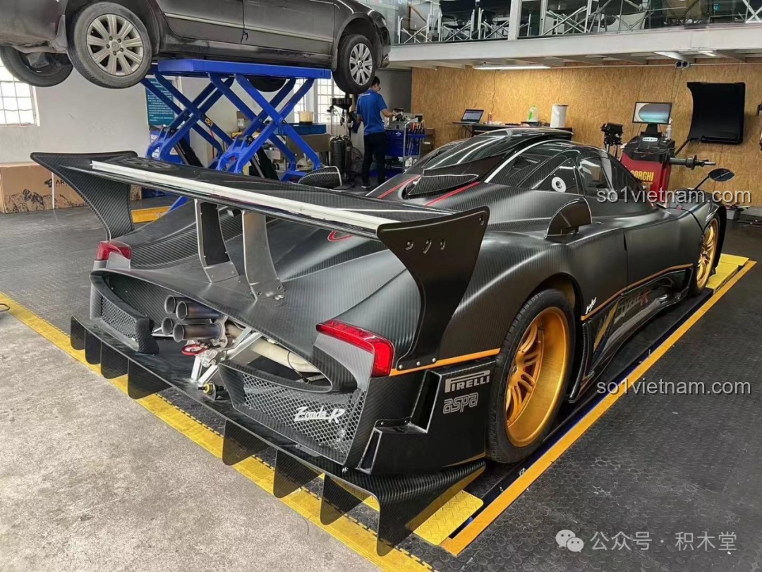 Hình ảnh đuôi xe Pagani Zonda R thật trong một xưởng độ, cho thấy rõ cấu trúc phức tạp của bộ khuếch tán và ống xả.