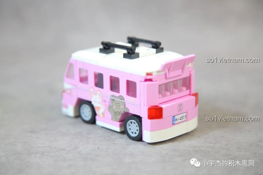 Một góc nhìn khác từ phía sau của xe van hồng Sembo 714511.