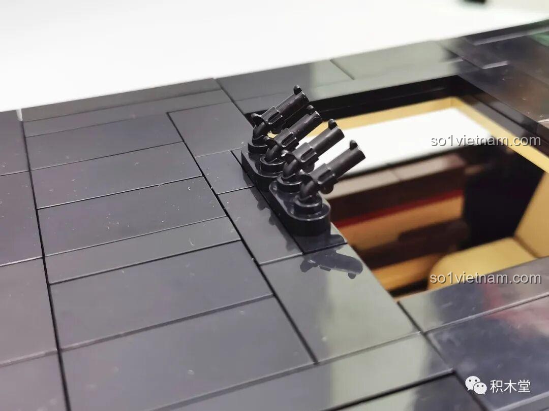 Cận cảnh phần đuôi xe của mô hình Zhimeng Tree T5043 Xe Lễ Tân Hồng Kỳ, với đèn hậu và ống xả.