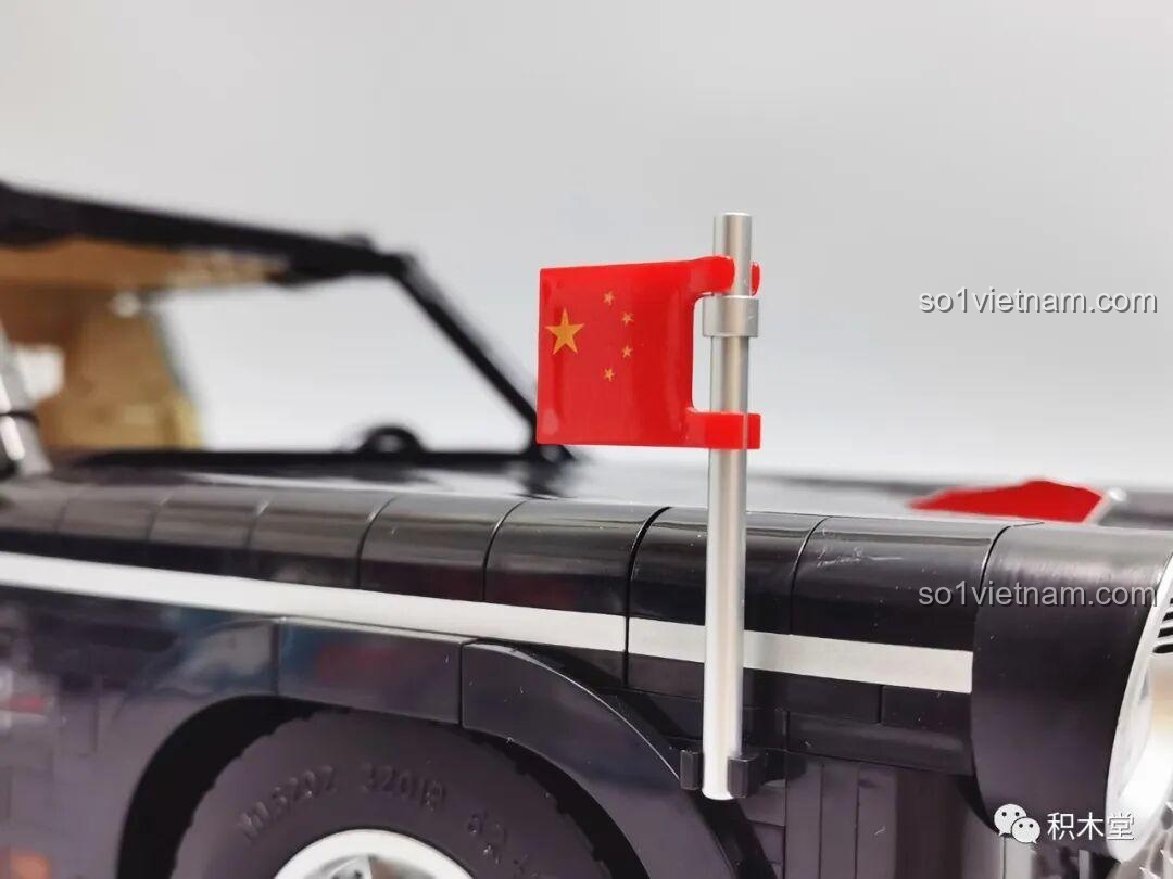 Góc nghiêng phần đuôi xe của mô hình Zhimeng Tree T5043 Xe Lễ Tân Hồng Kỳ, với đèn hậu và đường nét.