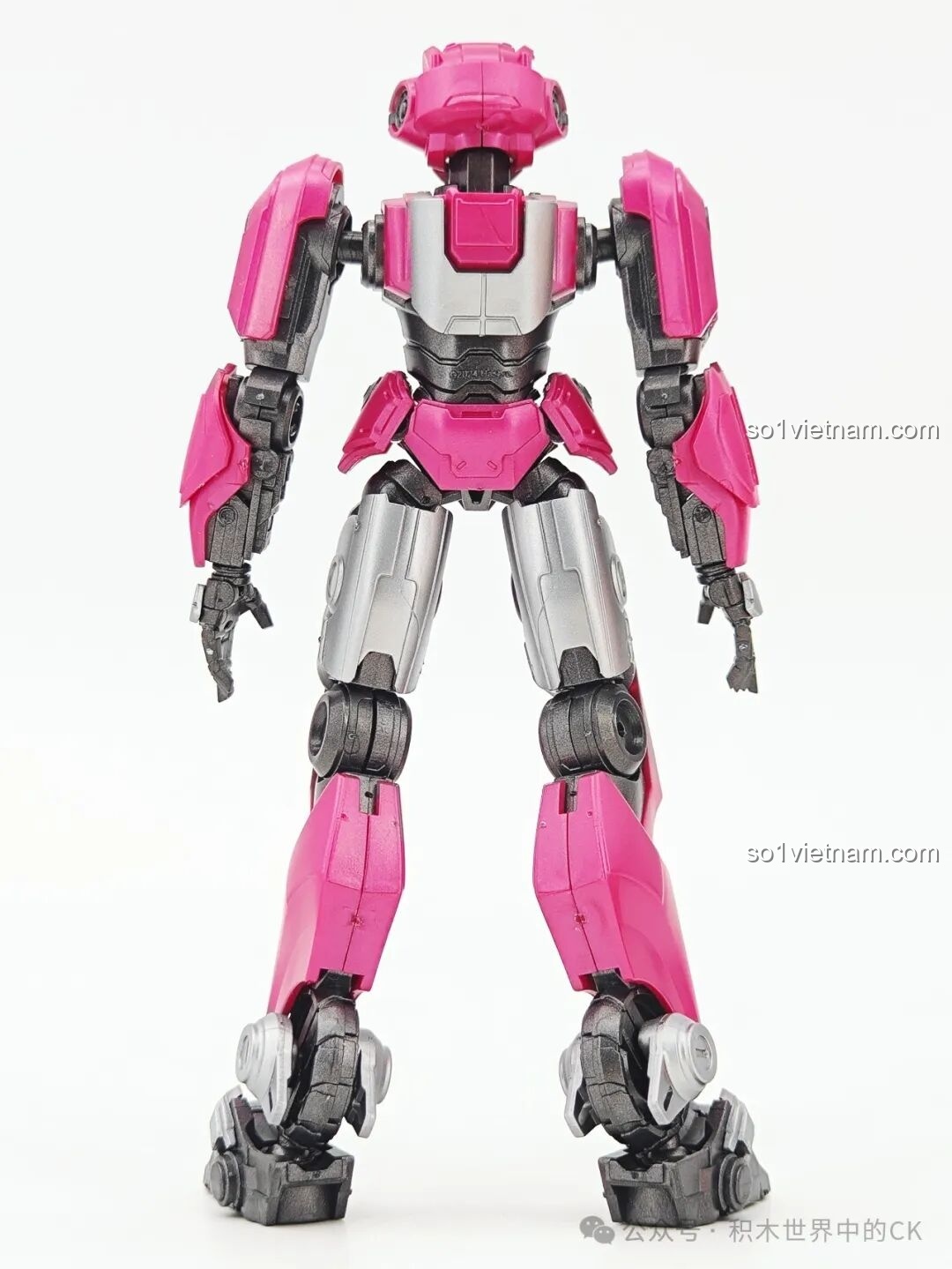 Góc nhìn chéo từ phía sau của figure Nữ chiến binh Cybertron Elita-1, tập trung vào phần lưng và chân.