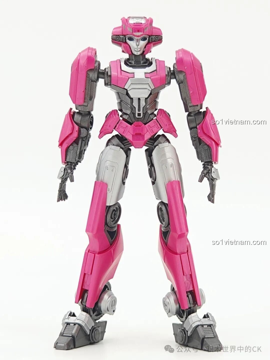 Góc nhìn chéo từ phía trước của figure Elita-1 Transformers ONE, thể hiện độ khối và chiều sâu của mô hình.