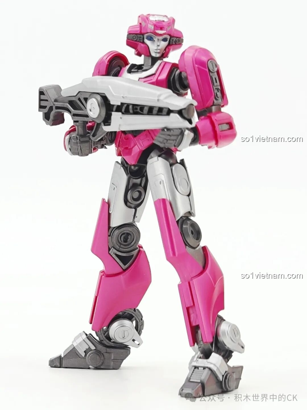 Mô hình Elita-1 cầm súng blaster, tạo dáng chiến đấu đầy uy lực, sẵn sàng tham gia trận chiến.